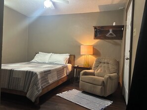 1 bedroom, WiFi, bed sheets - The Raccoons Den in the quaint Village of Aurora (Hardin)