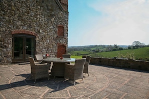 Outdoor dining - Self-catering farmhouse set in 68 acres of private land - dog and child friendly (Worcester)