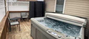 The Bear Cave w hot tub in the quaint village of Aurora