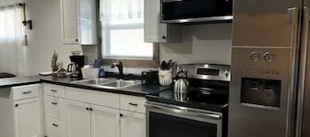  The Bear Cave w hot tub in the quaint village of Aurora