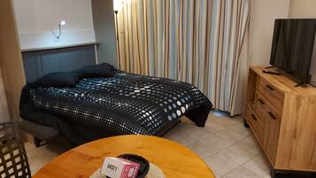 1 slaapkamer, een strijkplank/strijkijzer, reisbedje, gratis wifi