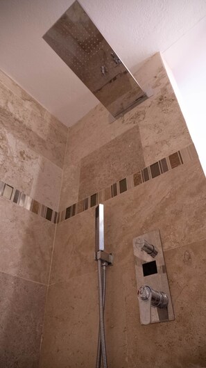 Een douche, een haardroger, handdoeken, shampoo