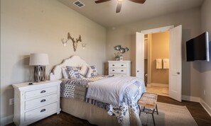 4 bedrooms, iron/ironing board, WiFi, bed sheets