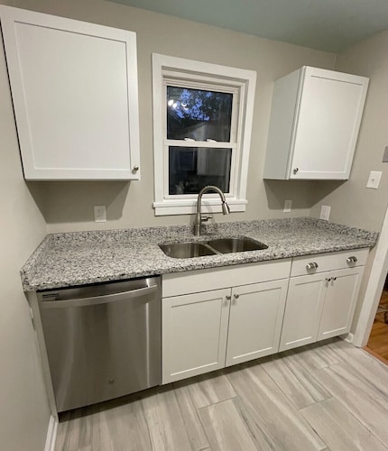 Renovated Old Village Charmer, 1 mile to Shem Creek