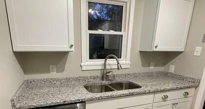 Renovated Old Village Charmer, 1 mile to Shem Creek