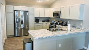 雪櫃、微波爐、焗爐、爐具