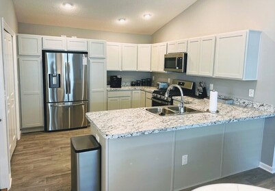 Modern Ultra Clean Patio Villa! Great location in the Villages!