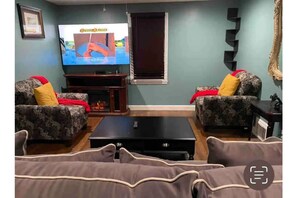 Living area - Cheerful 4 bedroom home, in quite neighborhood (Bridgeport)