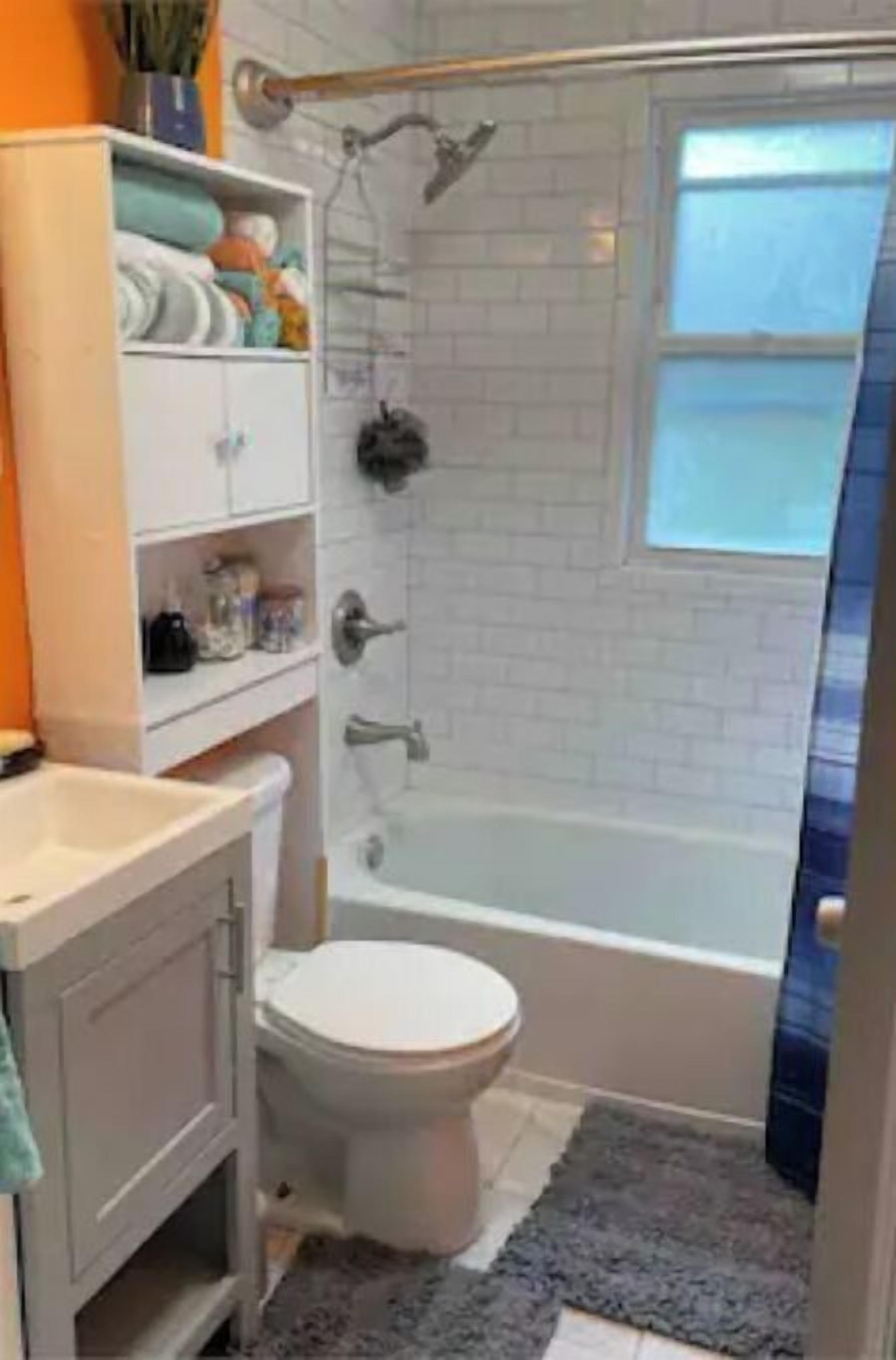 Een bad/douchecombinatie, een bidet