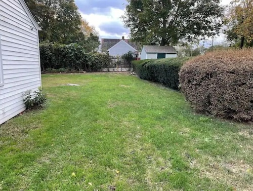 Cheerful 4 bedroom home, in quite neighborhood