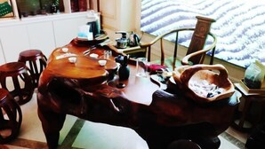 A dining table with various items, including a teapot, cups, and a basket. - Vienna Hotel (Yingtan International Optical City Fangte Store) (Yingtan)
