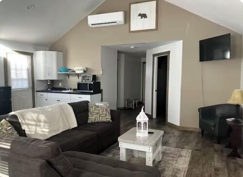 The Cubby Hollow w hot tub in the quaint village of Aurora