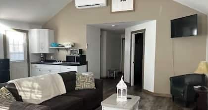 The Cubby Hollow w hot tub in the quaint village of Aurora