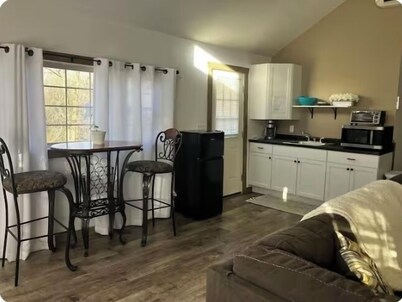 The Cubby Hollow w hot tub in the quaint village of Aurora