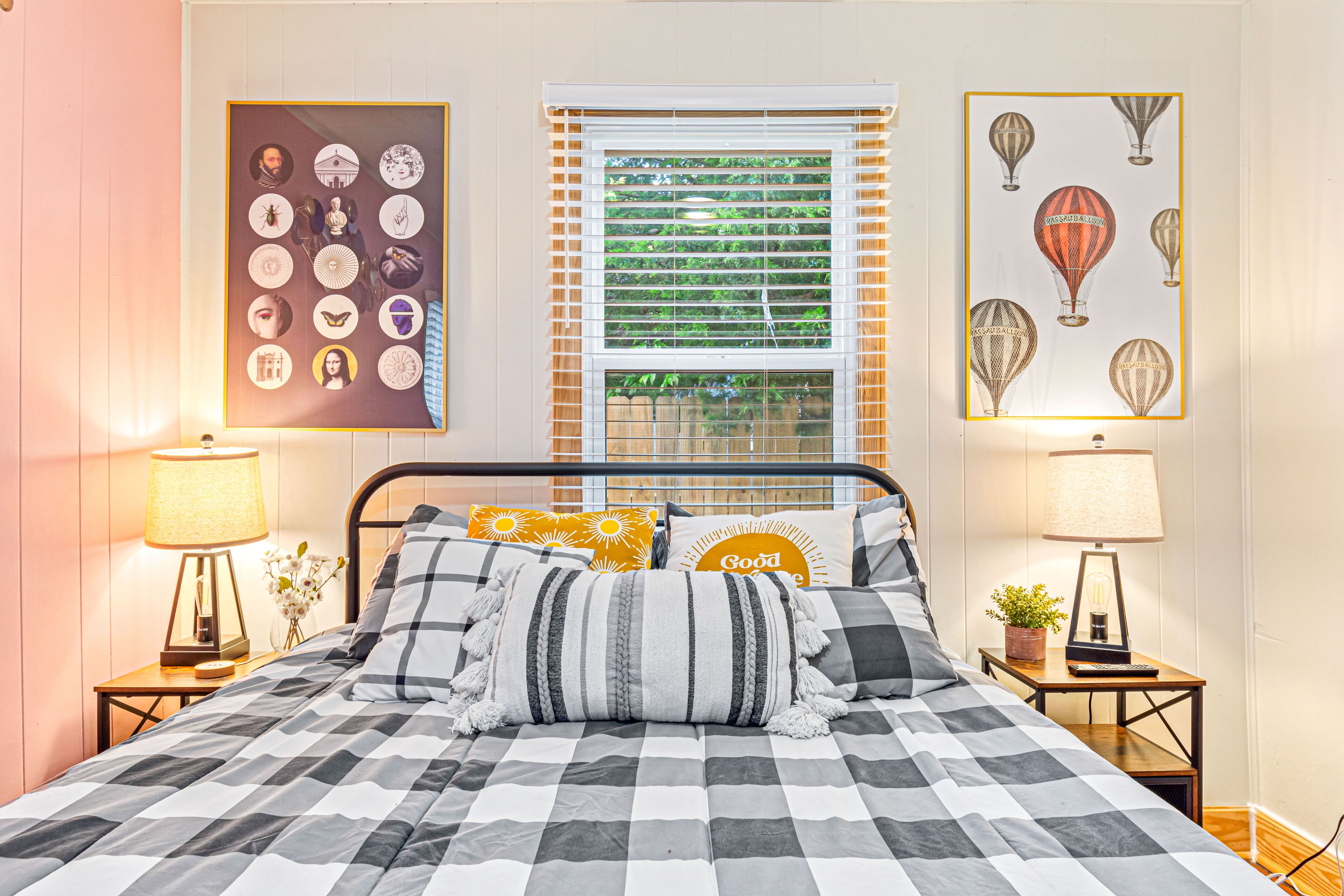 Charming Bungalow with Fenced Yard & Queen Beds - Pet-friendly Haven in Downtown
