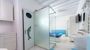 Un baño moderno con un espejo grande, un lavamanos blanco y una alfombra de baño azul.