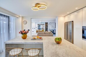Exklusiv villa - 4 sovrum | Eget kök | Stort kylskåp, mikrovågsugn, ugn och spishäll