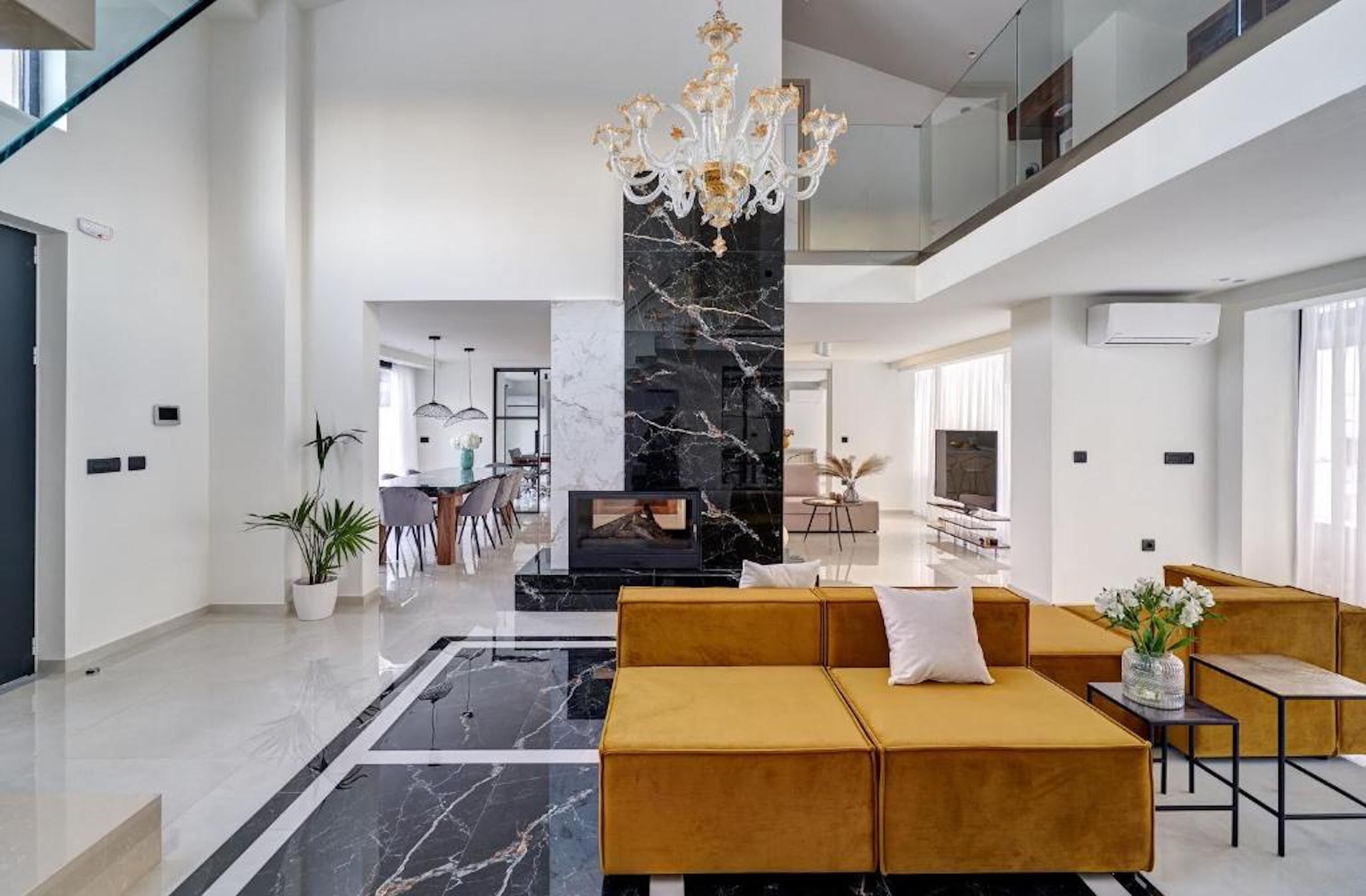 Villa exclusiva, 4 habitaciones | Zona de estar | Una Smart TV, una chimenea, Netflix, servicios de streaming