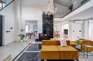 Vila exclusiva, 4 quartos | Área de estar | Smart TV 49 polegadas com canais via satélite, TV, lareira