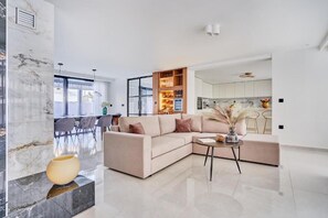 Villa exclusiva, 4 habitaciones | Zona de estar | Una Smart TV, una chimenea, Netflix, servicios de streaming