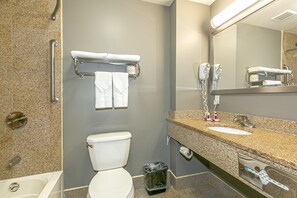 Suite estudio estándar, 1 cama King size y sofá cama | Baño | Tina con regadera, amenidades de baño gratuitas, secadora de cabello 