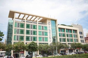 A multi-story hotel with a modern architectural design, featuring large windows and a prominent entrance. - Youyi Holiday Hotel (Foshan Lishui Jiaxuan Shopping Plaza Branch) (Foshan)