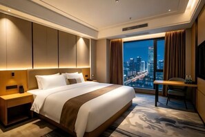 Une chambre d’hôtel avec un grand lit, un bureau, une chaise, une table de chevet et une vue sur le paysage urbain.
