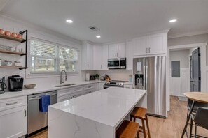 Fridge, microwave, oven, stovetop - Luxury 2bd Cottage in Augusta (Augusta)