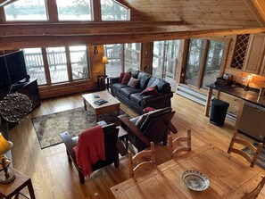 TV connectée, cheminée, lecteur de DVD, livres
