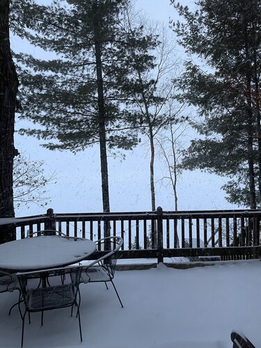 Lakefront Hemlock house on 3 acres, 5-Bdrm retreat on private lake, near casino