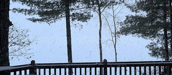 Lakefront Hemlock house on 3 acres, 5-Bdrm retreat on private lake, near casino