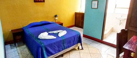 Habitación básica, 1 cama Queen size | Wifi gratis y ropa de cama