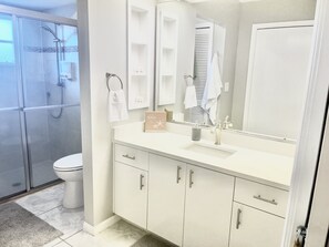 Dusche, Haartrockner, Handtücher, Seife