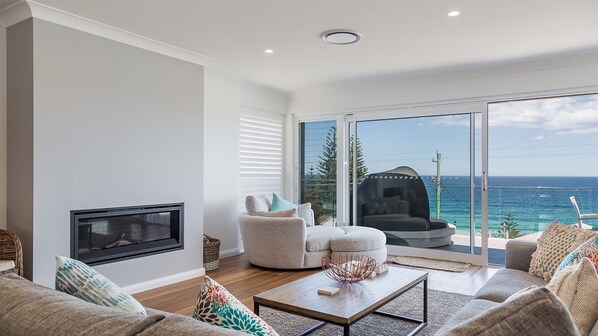 Smart TV, fireplace