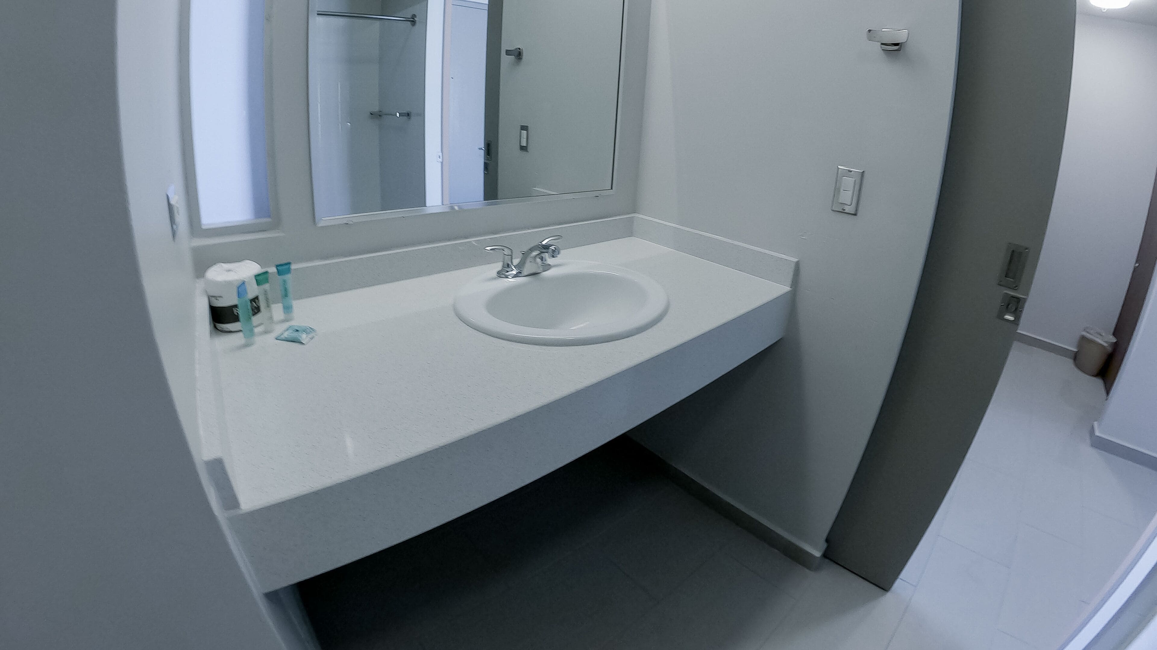 standard single room | bathroom | shower, towels