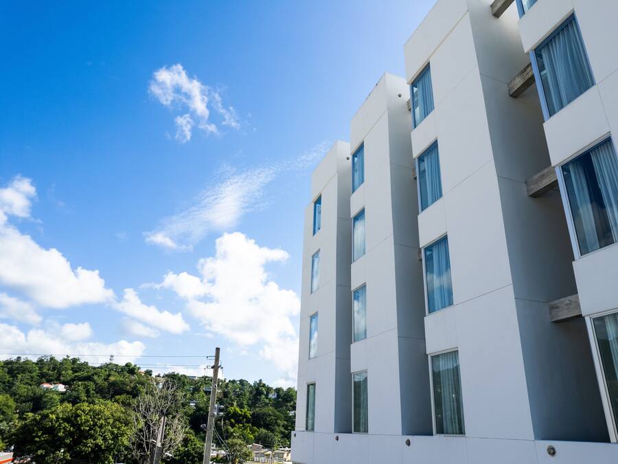 Un edificio moderno con varios pisos y grandes ventanales.