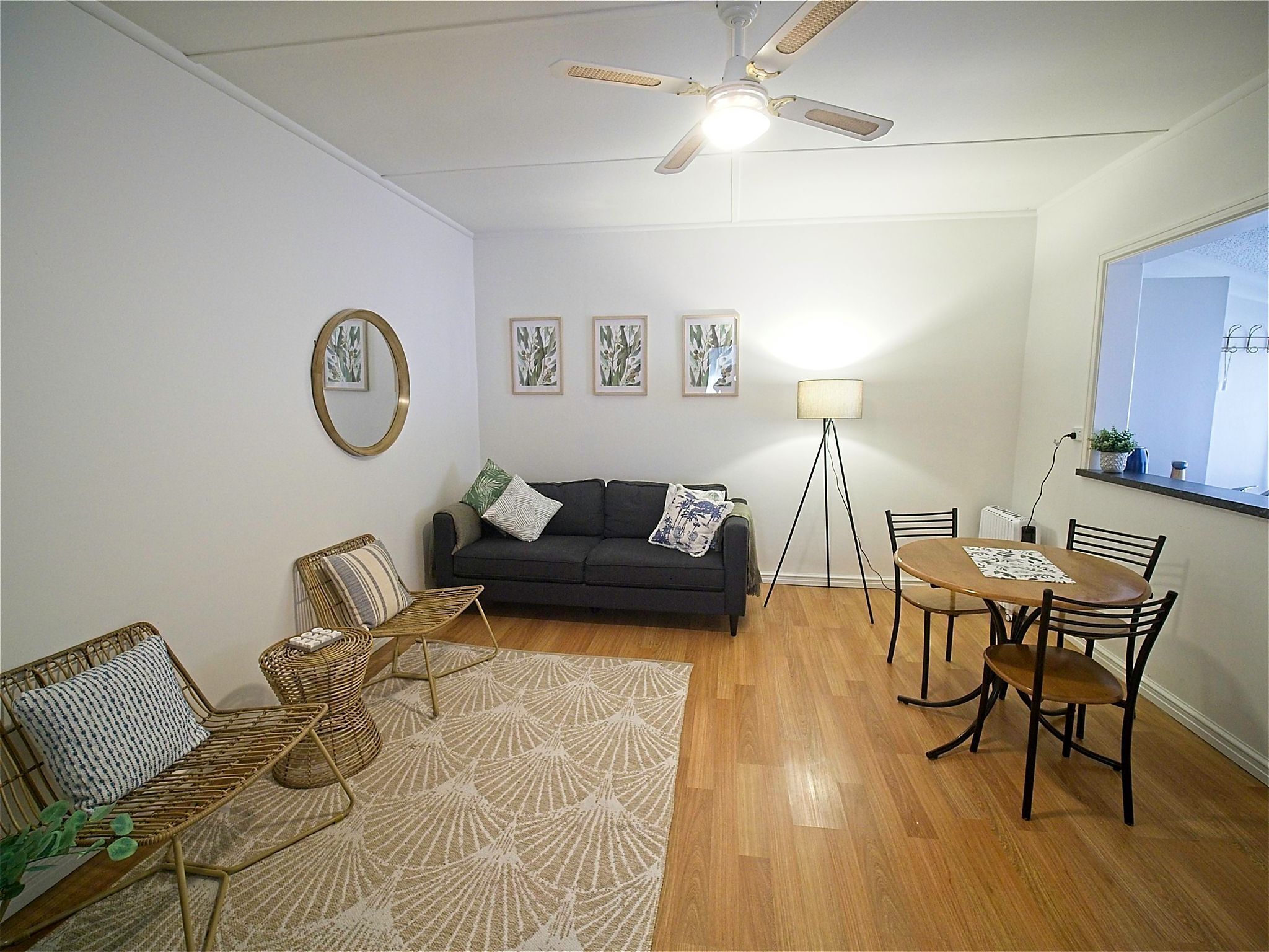 Sea Salt Apartment 1 ~ Short walk to beach! Free WiFi! newly decorated! — image 3