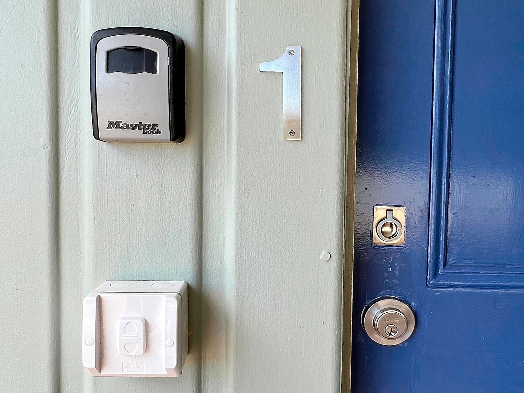 Sea Salt Apartment 1 ~ Short walk to beach! Free WiFi! newly decorated! — image 13