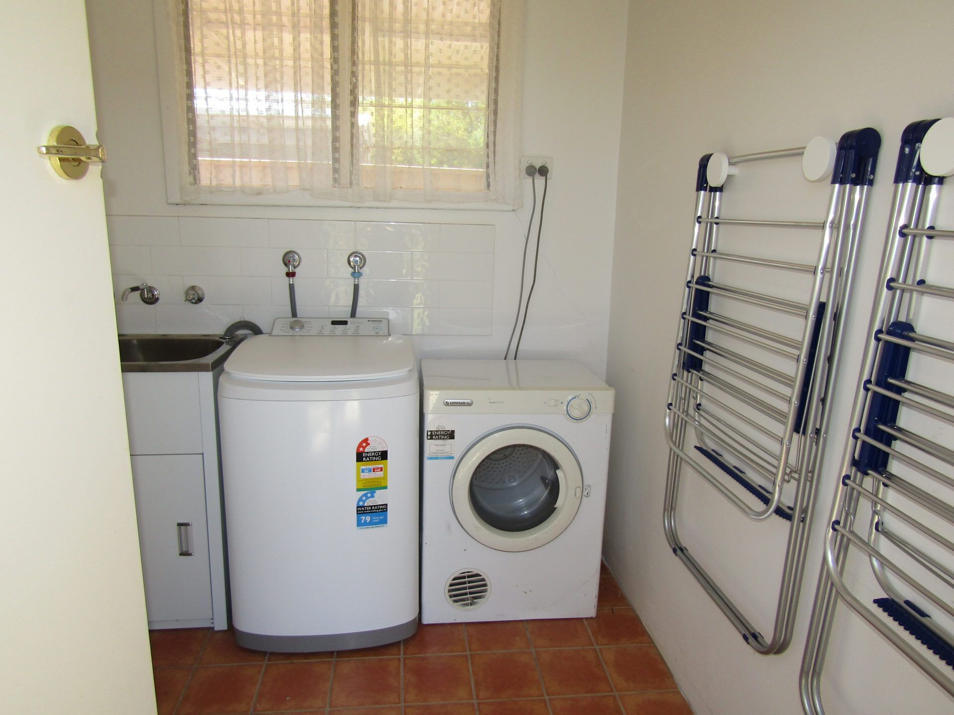 Sea Salt Apartment 1 ~ Short walk to beach! Free WiFi! newly decorated! — image 4
