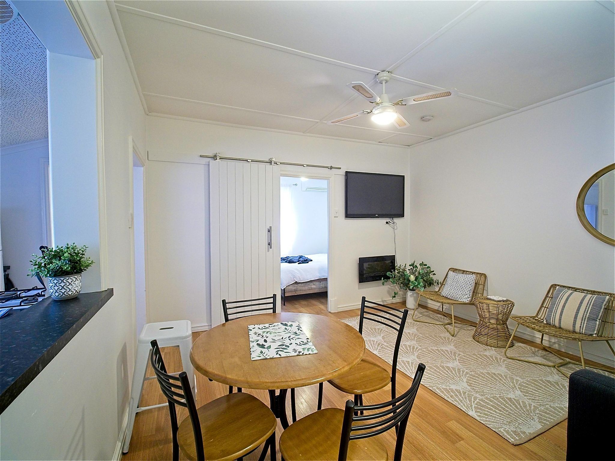 Sea Salt Apartment 1 ~ Short walk to beach! Free WiFi! newly decorated! — image 2