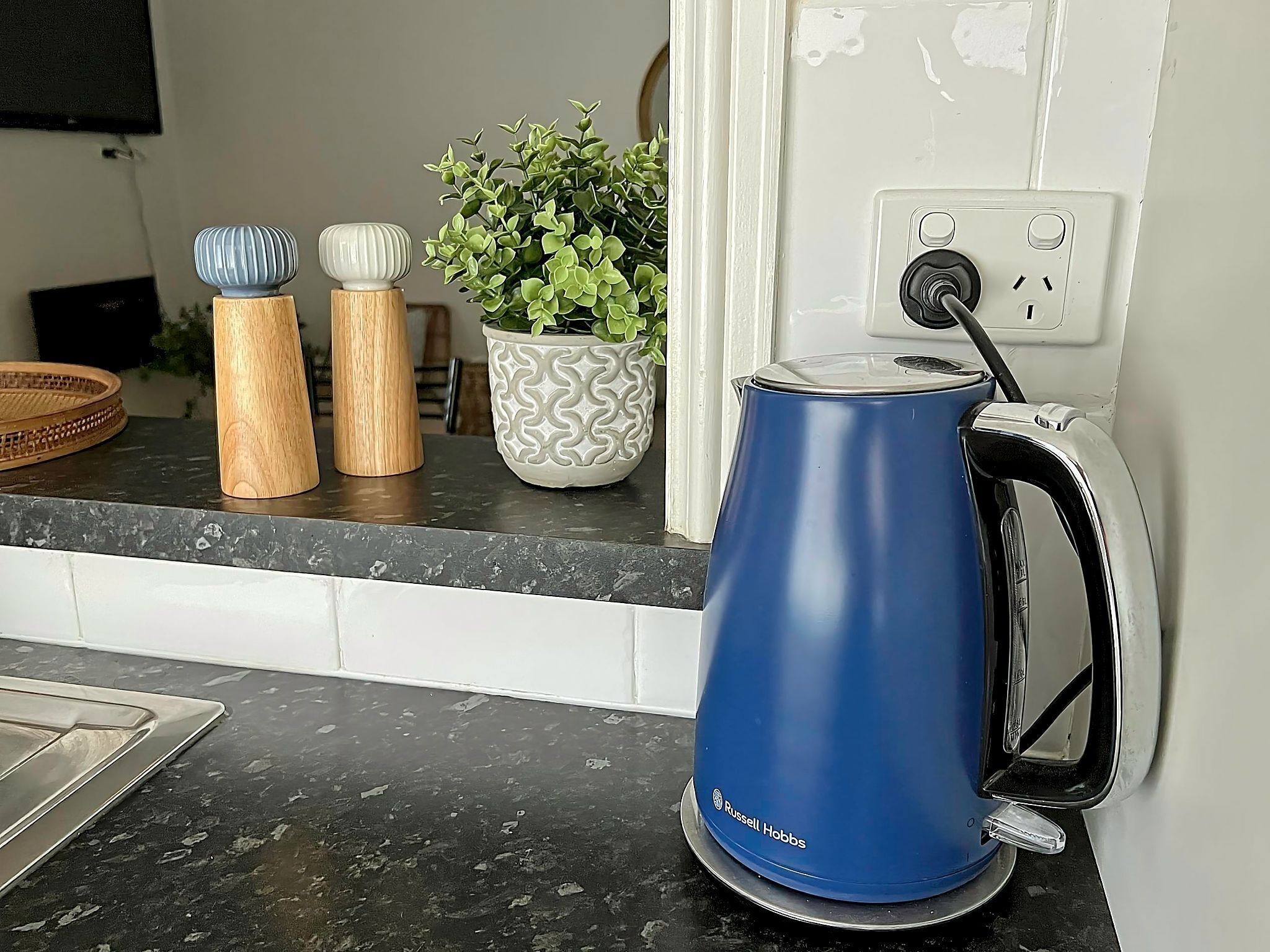 Sea Salt Apartment 1 ~ Short walk to beach! Free WiFi! newly decorated! — image 10