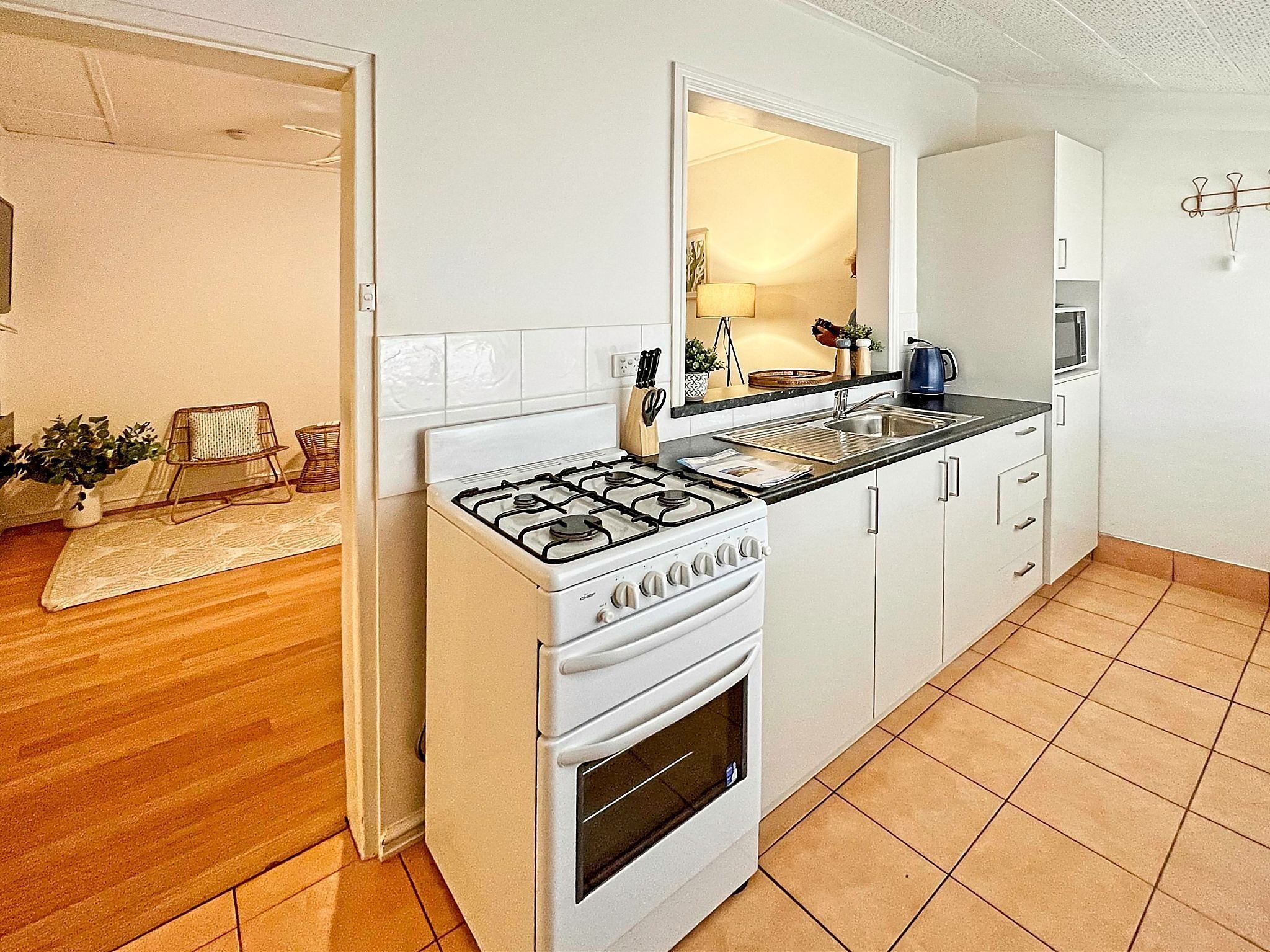 Sea Salt Apartment 1 ~ Short walk to beach! Free WiFi! newly decorated! — image 11