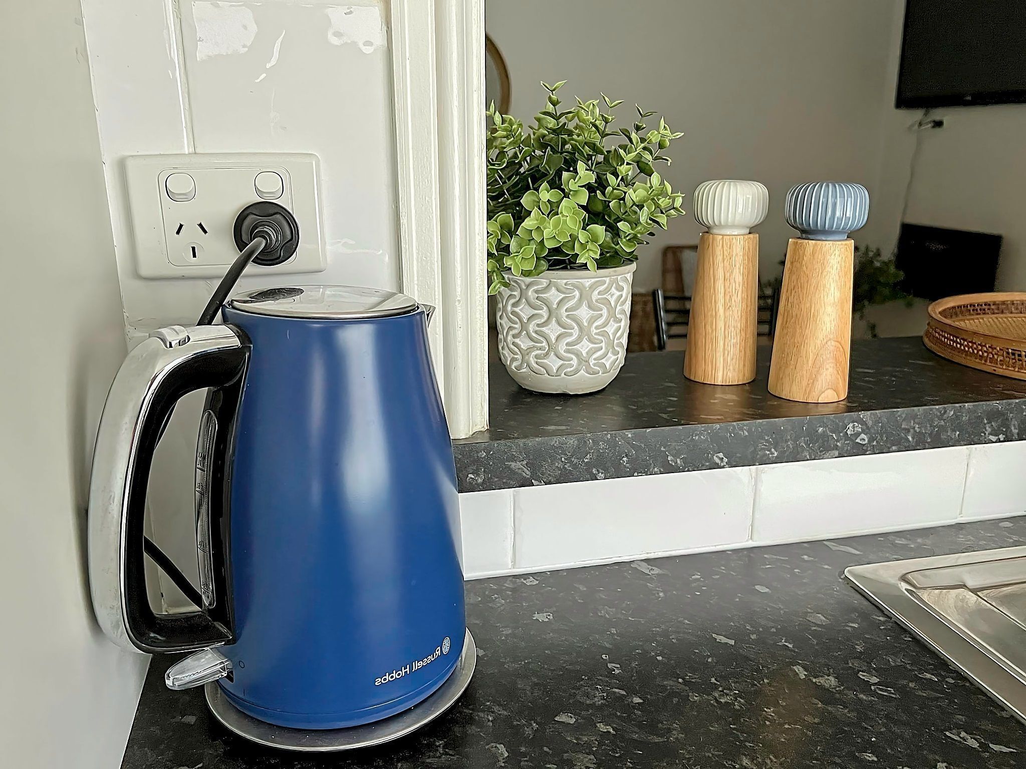 Sea Salt Apartment 2 ~ Short walk to beach! Free WiFi! newly decorated! — image 11