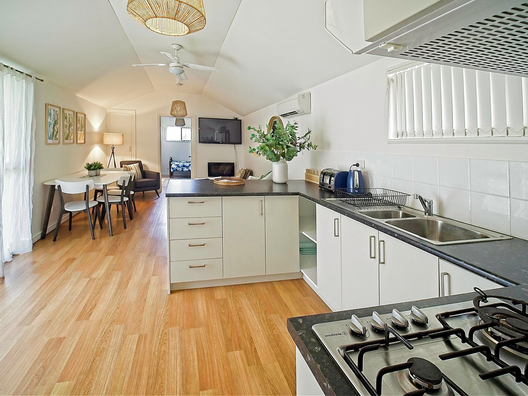 Sea Salt Apartment 3 - Short walk to beach! Free WiFi! newly decorated! — image 9