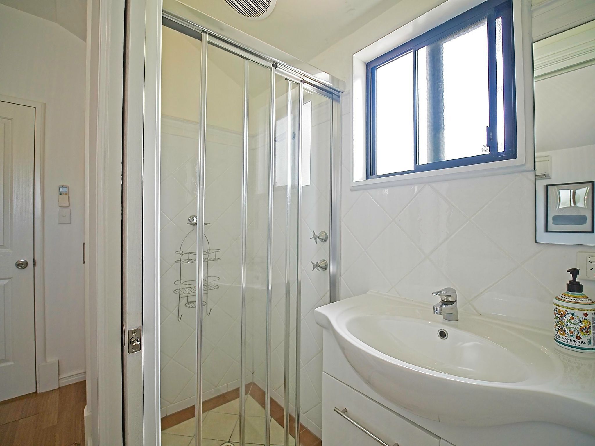 Sea Salt Apartment 3 - Short walk to beach! Free WiFi! newly decorated! — image 4