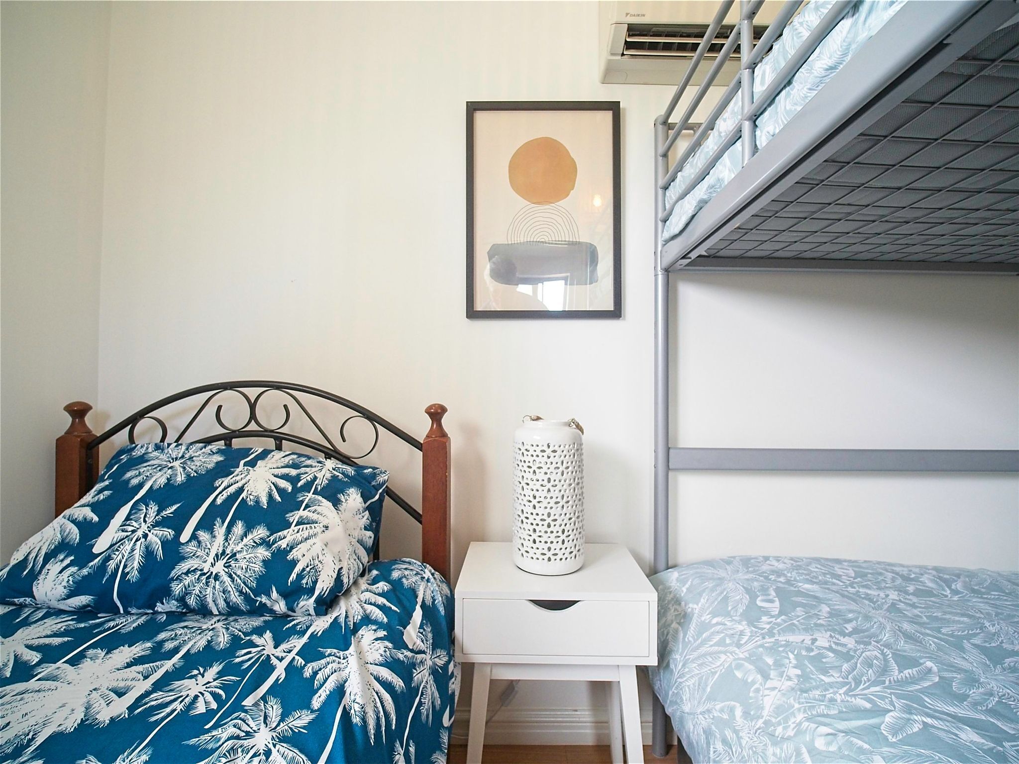 Sea Salt Apartment 3 - Short walk to beach! Free WiFi! newly decorated! — image 5