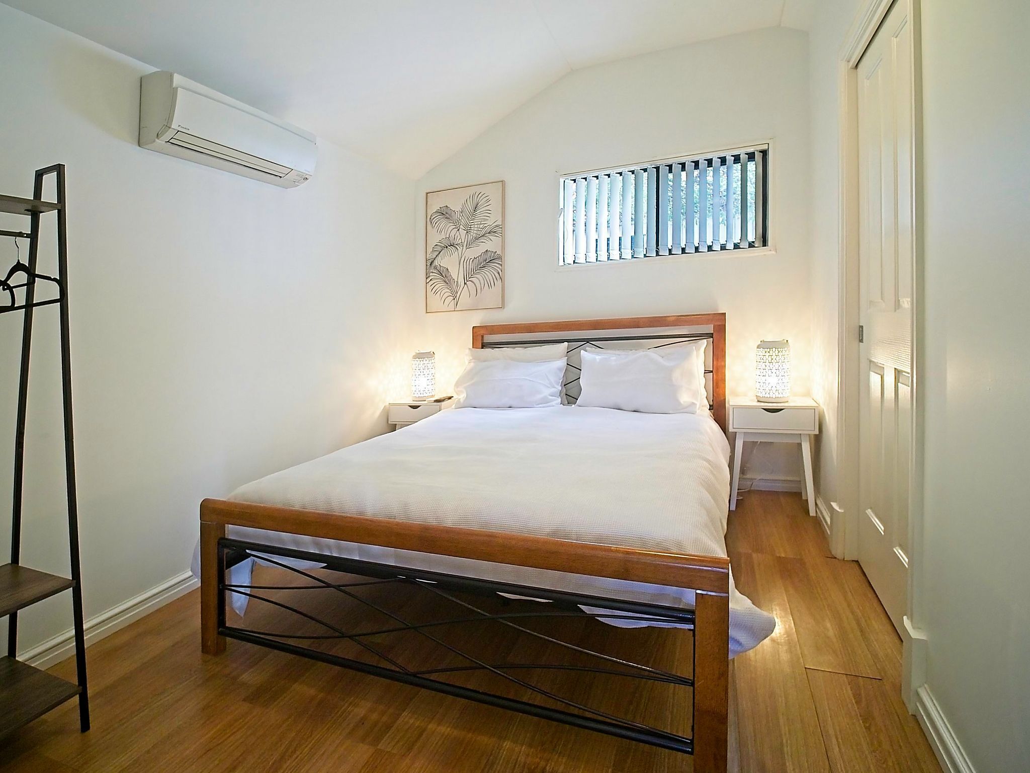 Sea Salt Apartment 3 - Short walk to beach! Free WiFi! newly decorated! — image 16