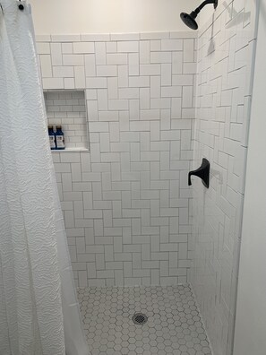 Ducha y bañera combinadas, secador de pelo, toallas y jabón