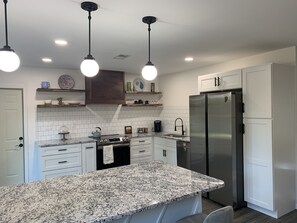 ثلاجة، ميكروويف، فرن، موقد طهي مسطح