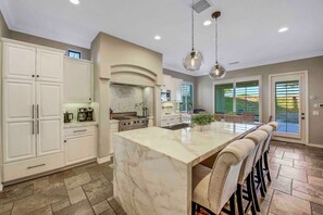 Fridge, microwave, oven, stovetop - THE PERFECTION/5BR-3BA/HUGE POOL (Indio)